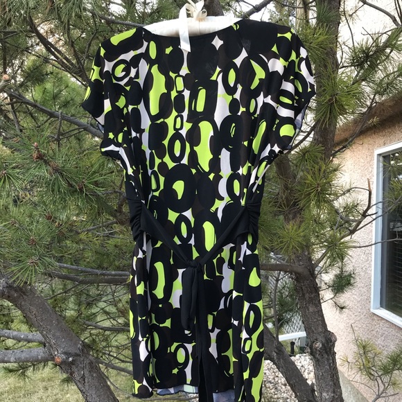 Pretty Short Sleeved Blouse ⭐️SALE 3/$20⭐️ - Picture 3 of 3